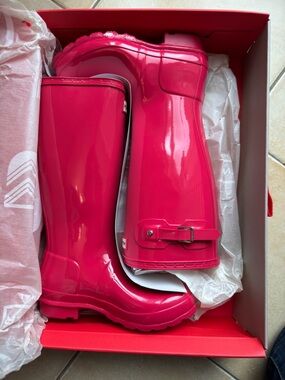 Brand new Hunter Bright Pink Glossy Rain Boots big kids size 4